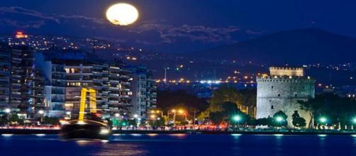 Lua cheia em Tessalônica na Grécia