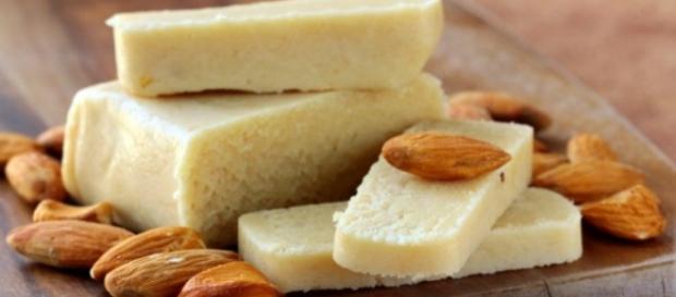 Barra de mazapán casero con almendras Barra de mazapán casero con almendras