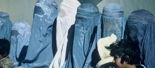 Femei musulmane obligate să poarte burka Femei musulmane obligate să poarte burka