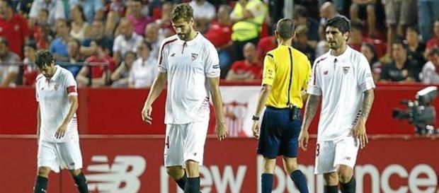 Jugadores del Sevilla cabizbajos tras la derrota. Jugadores del Sevilla cabizbajos tras la derrota.