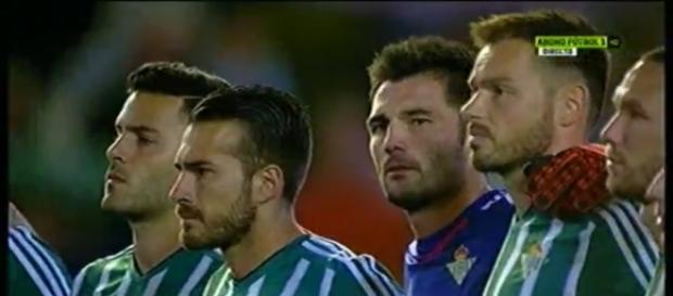Los jugadores durante el minuto de silencio Los jugadores durante el minuto de silencio
