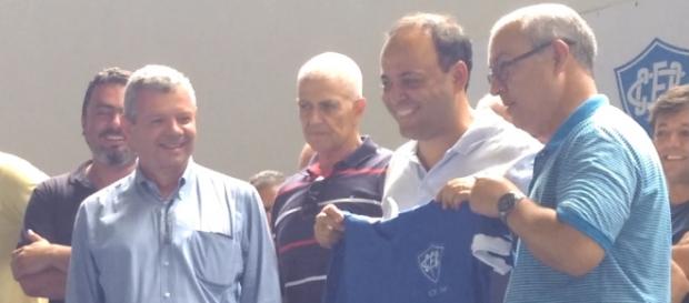 Prefeito Rodrigo Neves ganha a camisa do Cantusca. Prefeito Rodrigo Neves ganha a camisa do Cantusca.