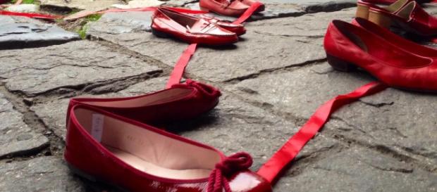 Scarpe rosse contro la violenza sulle donne Scarpe rosse contro la violenza sulle donne