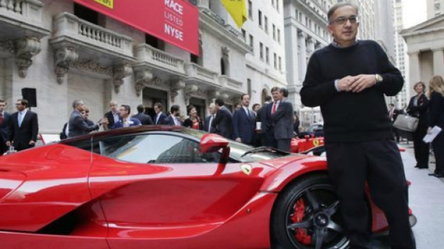 Fotografia Marchionne con un auto della Ferrari