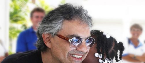 Andrea Bocelli e l'impegno per i bisognosi.