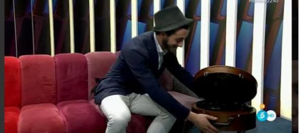 Aritz recibe su tocadiscos en GH16 Aritz recibe su tocadiscos en GH16
