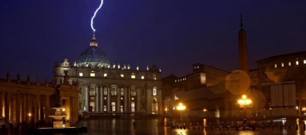 Fotografia del fulmine su San Pietro Fotografia del fulmine su San Pietro