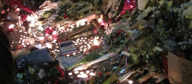Migliaia di candele per le vittime del Bataclan Migliaia di candele per le vittime del Bataclan