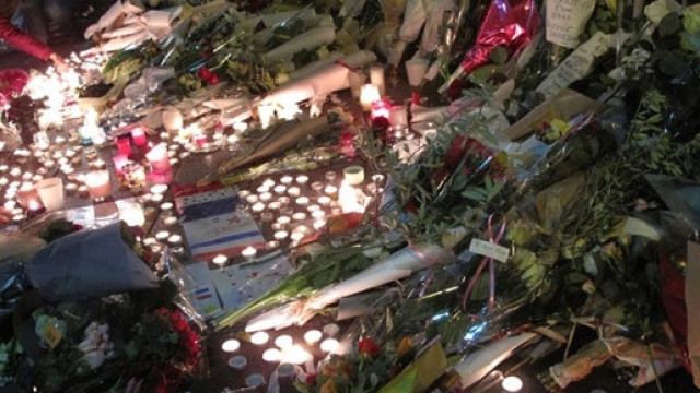 Migliaia di candele per le vittime del Bataclan
