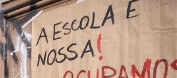 Alunos contrários a reorganização ocupam escolas Alunos contrários a reorganização ocupam escolas