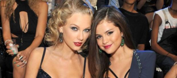 As duas cantoras são grandes amigas. As duas cantoras são grandes amigas.