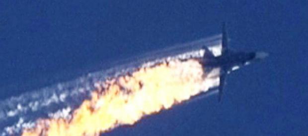 Il jet russo Sukhoi Su-24 in fiamme Il jet russo Sukhoi Su-24 in fiamme