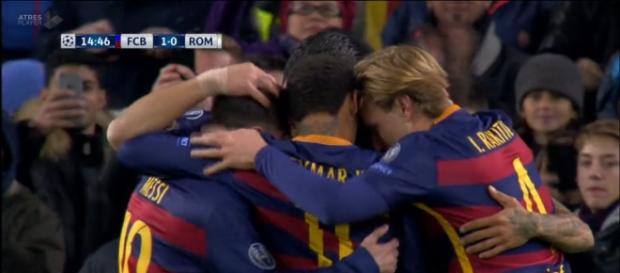 Los jugadores celebrando el primer gol de Suarez Los jugadores celebrando el primer gol de Suarez