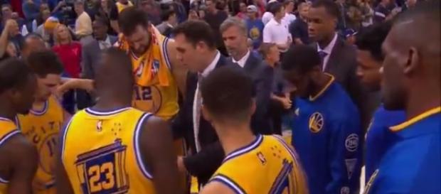 Los warriors concentrados antes de empezar Los warriors concentrados antes de empezar