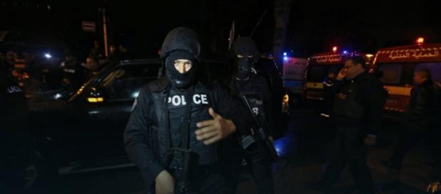 Policja w stolicy Tunezji po zamachu Policja w stolicy Tunezji po zamachu