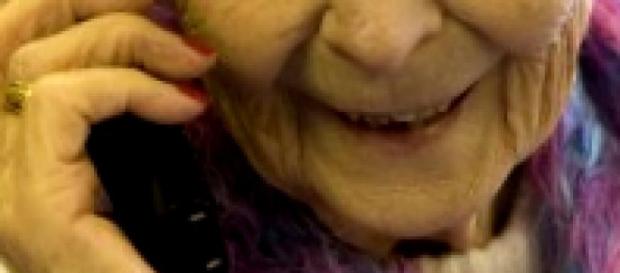 Una donna anziana parla al telefono Una donna anziana parla al telefono