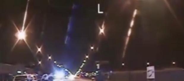 Video schock incastra agente, spara 16 colpi Video schock incastra agente, spara 16 colpi