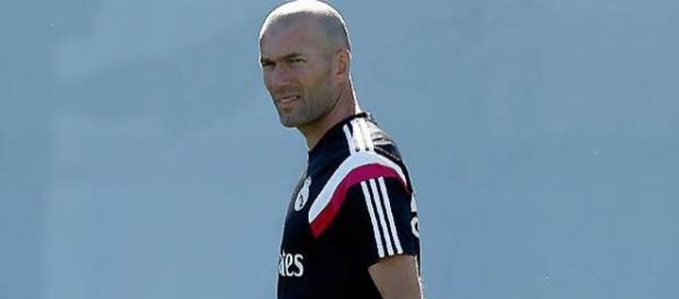 Zidane esperando paciente su oportunidad. Zidane esperando paciente su oportunidad.