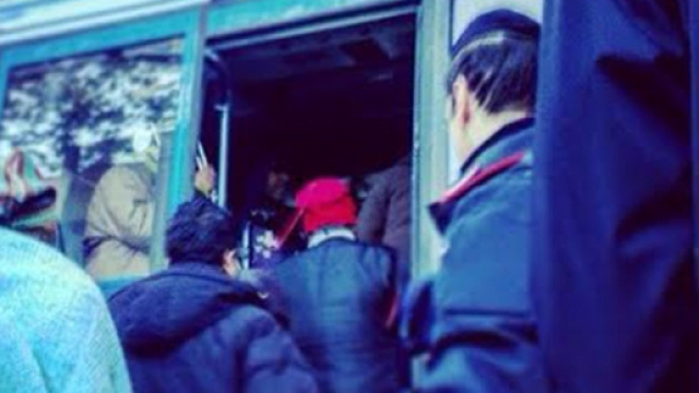 I migranti senza documenti vengono portati via