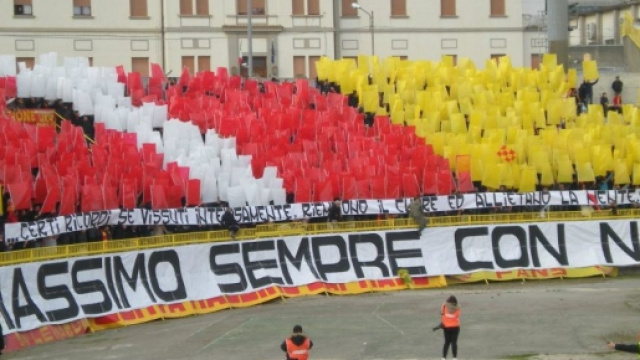 I tifosi del Catanzaro durante una coreografia