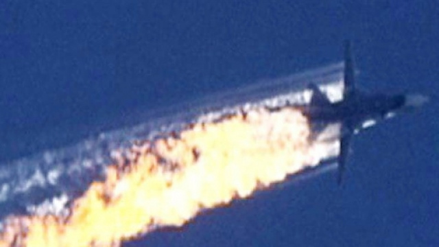 Il jet russo Sukhoi Su-24 in fiamme