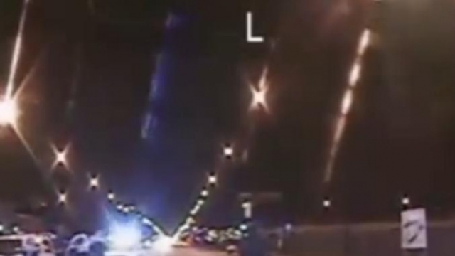 Video schock incastra agente, spara 16 colpi