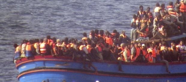 Barco levando imigrantes africanos para a Europa Barco levando imigrantes africanos para a Europa