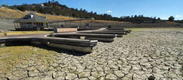 Boat docks on dry land (Folsom Lake, Sacramento) Boat docks on dry land (Folsom Lake, Sacramento)