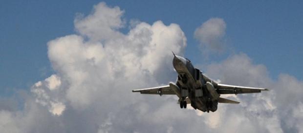 Caça russo Su-24 na base aérea de Latakia, Síria Caça russo Su-24 na base aérea de Latakia, Síria