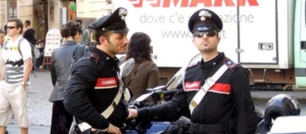 Carabinieri impegnati in posto di blocco Carabinieri impegnati in posto di blocco