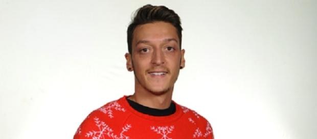 Mesut Özil mit dem Arsenal London Pullover Mesut Özil mit dem Arsenal London Pullover