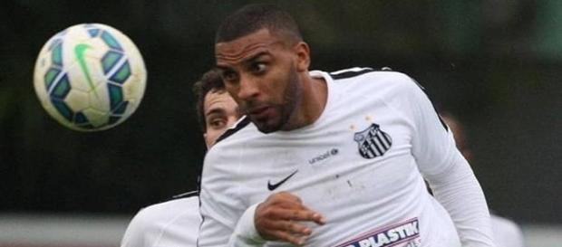 O atacante Nilson perdeu um gol incrível O atacante Nilson perdeu um gol incrível