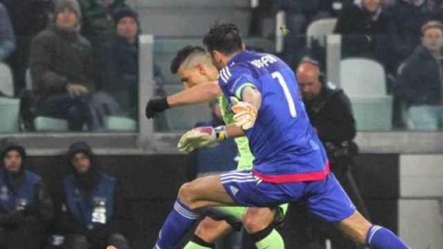 Buffon interviene su Aguero in uno contro uno