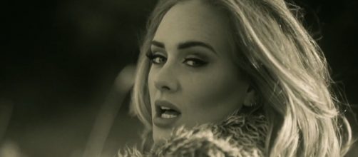 La cantante britannica Adele nel video di Hello.