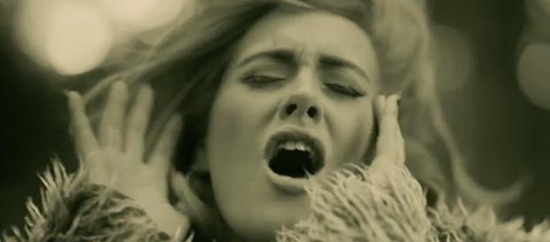 Frame del video 'Hello', dirigido por Xavier Dolan Frame del video 'Hello', dirigido por Xavier Dolan