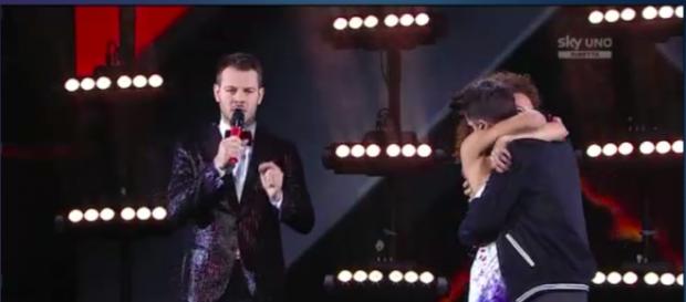 Il commovente abbraccio fra Luca ed Enrica Il commovente abbraccio fra Luca ed Enrica
