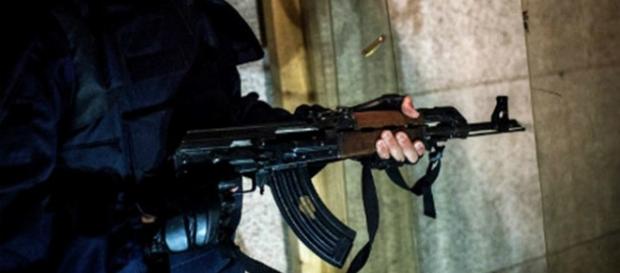 In foto di Kalashnikov AK 47 in mano ad un soldato In foto di Kalashnikov AK 47 in mano ad un soldato