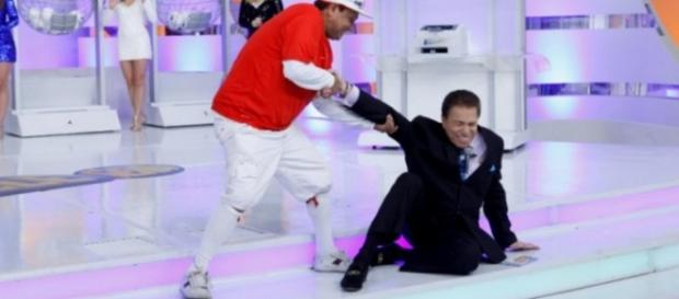 Silvio Santos sofre acidente em casa Silvio Santos sofre acidente em casa