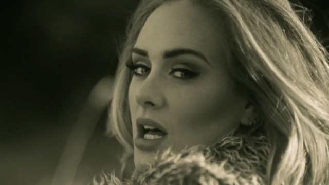 La cantante britannica Adele nel video di Hello.