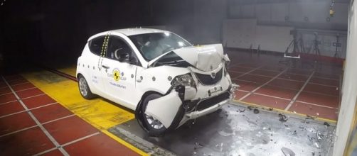 Lancia Ypsilon in fiamme dopo l'impatto frontale