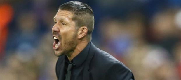 Simeone dirigiendo un partido el Atlético Simeone dirigiendo un partido el Atlético
