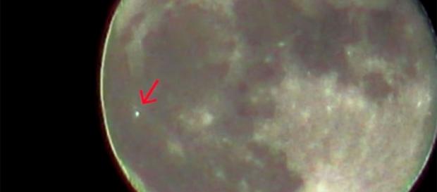 Ufo: misteriosa luce verde sulla Luna Ufo: misteriosa luce verde sulla Luna