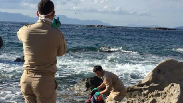 Il recupero del corpo di uno dei bambini annegati