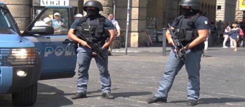 Due agenti di polizia antiterrorismo in Italia.