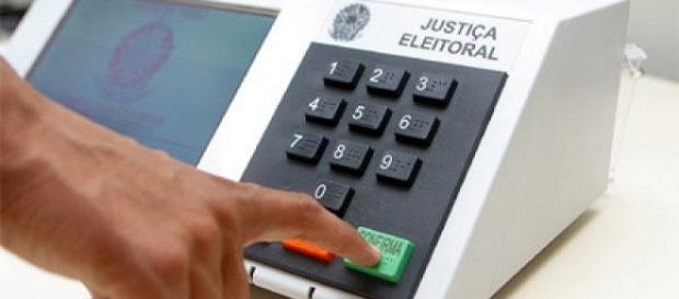 Brasileiros não votarão através de meio eletrônico Brasileiros não votarão através de meio eletrônico