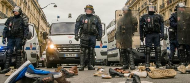 La polizia schierata in Place de la République. La polizia schierata in Place de la République.