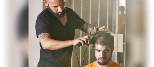 Caio Castro raspa cabeça em I Love Paraisópolis Caio Castro raspa cabeça em I Love Paraisópolis