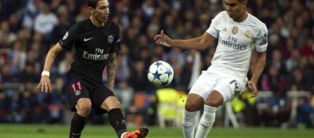 Casemiro y Di María disputan un balón Casemiro y Di María disputan un balón