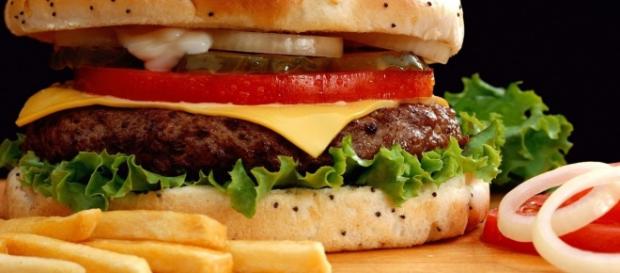 Hamburguesa y patatas fritas con cebolla y tomate Hamburguesa y patatas fritas con cebolla y tomate