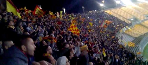 I tifosi giallorossi esultanti nella gara scorsa. I tifosi giallorossi esultanti nella gara scorsa.